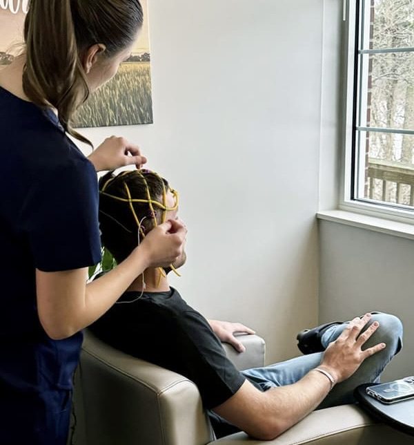 Sydnie-performing-neurofeedback-training Sydnie-performing-neurofeedback-training